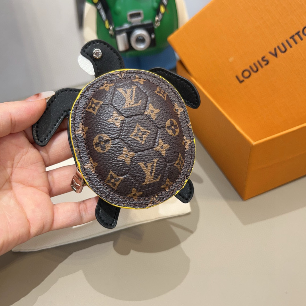  。官网新品M01471Louis Vuitton 路易威登海龟🐢乌龟包钥匙扣挂件 LV蓝牙耳机包 Tu