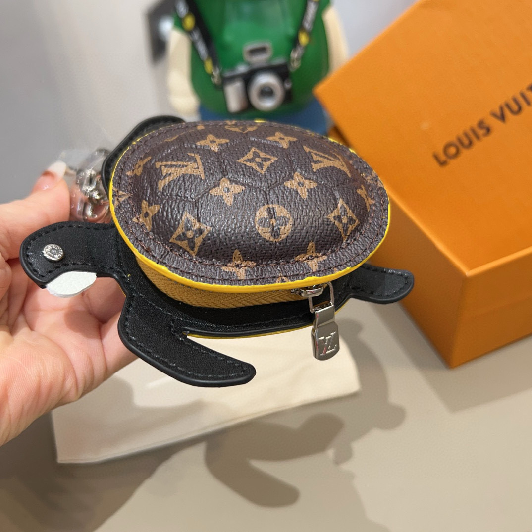  。官网新品M01471Louis Vuitton 路易威登海龟🐢乌龟包钥匙扣挂件 LV蓝牙耳机包 Tu