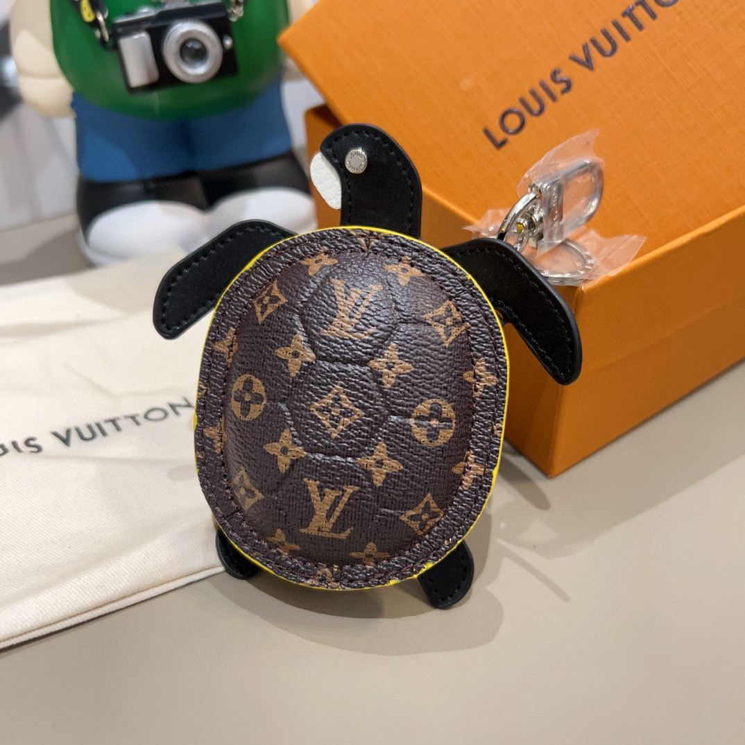  。官网新品M01471Louis Vuitton 路易威登海龟🐢乌龟包钥匙扣挂件 LV蓝牙耳机包 Tu