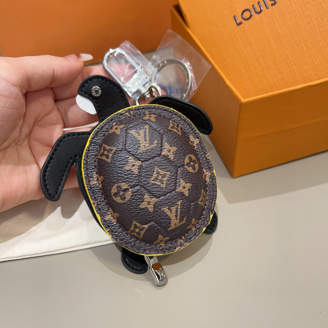  。官网新品M01471Louis Vuitton 路易威登海龟🐢乌龟包钥匙扣挂件 LV蓝牙耳机包 Tu