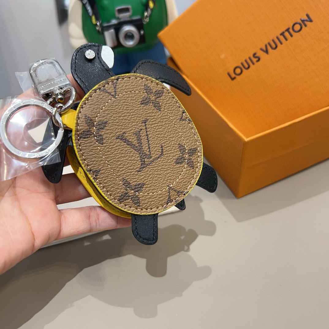  。官网新品M01471Louis Vuitton 路易威登海龟🐢乌龟包钥匙扣挂件 LV蓝牙耳机包 Tu