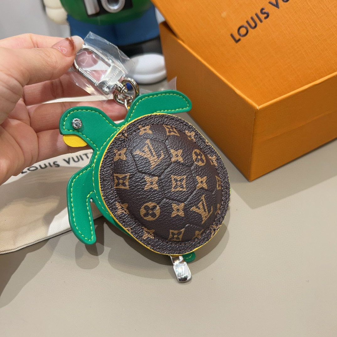  。官网新品M01471Louis Vuitton 路易威登海龟🐢乌龟包钥匙扣挂件 LV蓝牙耳机包 Tu