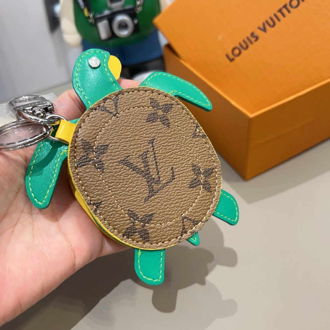  。官网新品M01471Louis Vuitton 路易威登海龟🐢乌龟包钥匙扣挂件 LV蓝牙耳机包 Tu