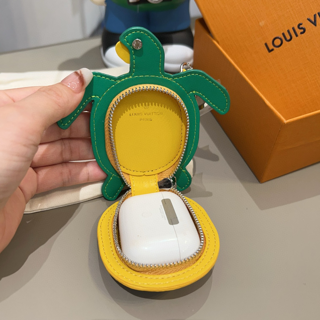  。官网新品M01471Louis Vuitton 路易威登海龟🐢乌龟包钥匙扣挂件 LV蓝牙耳机包 Tu