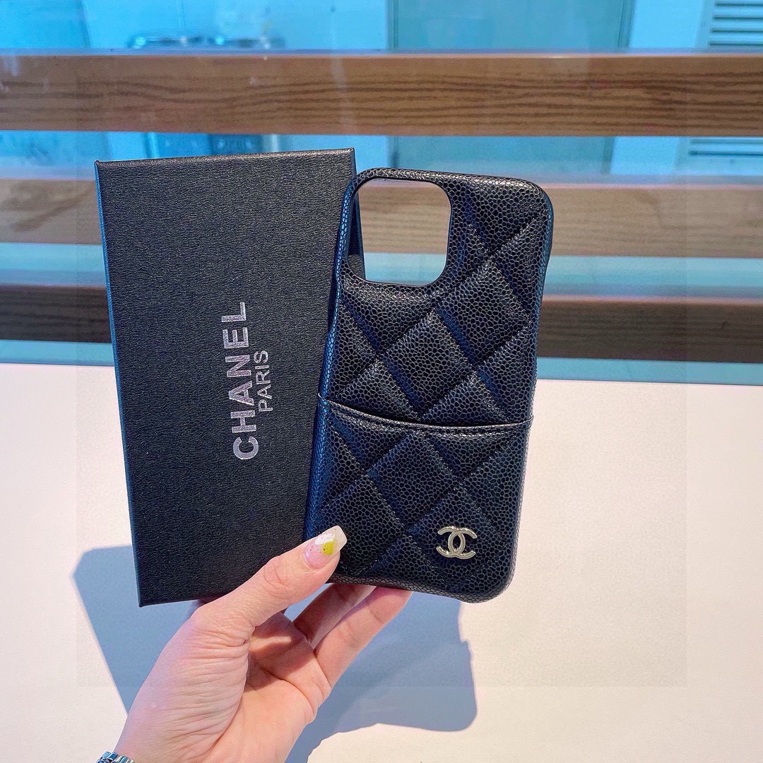 💃CHANEL💠香奈儿火爆时尚圈的手机壳
专柜同款鱼子酱皮菱格车线插卡手机壳📱时尚潮流必备💃
⚠️⚠️
