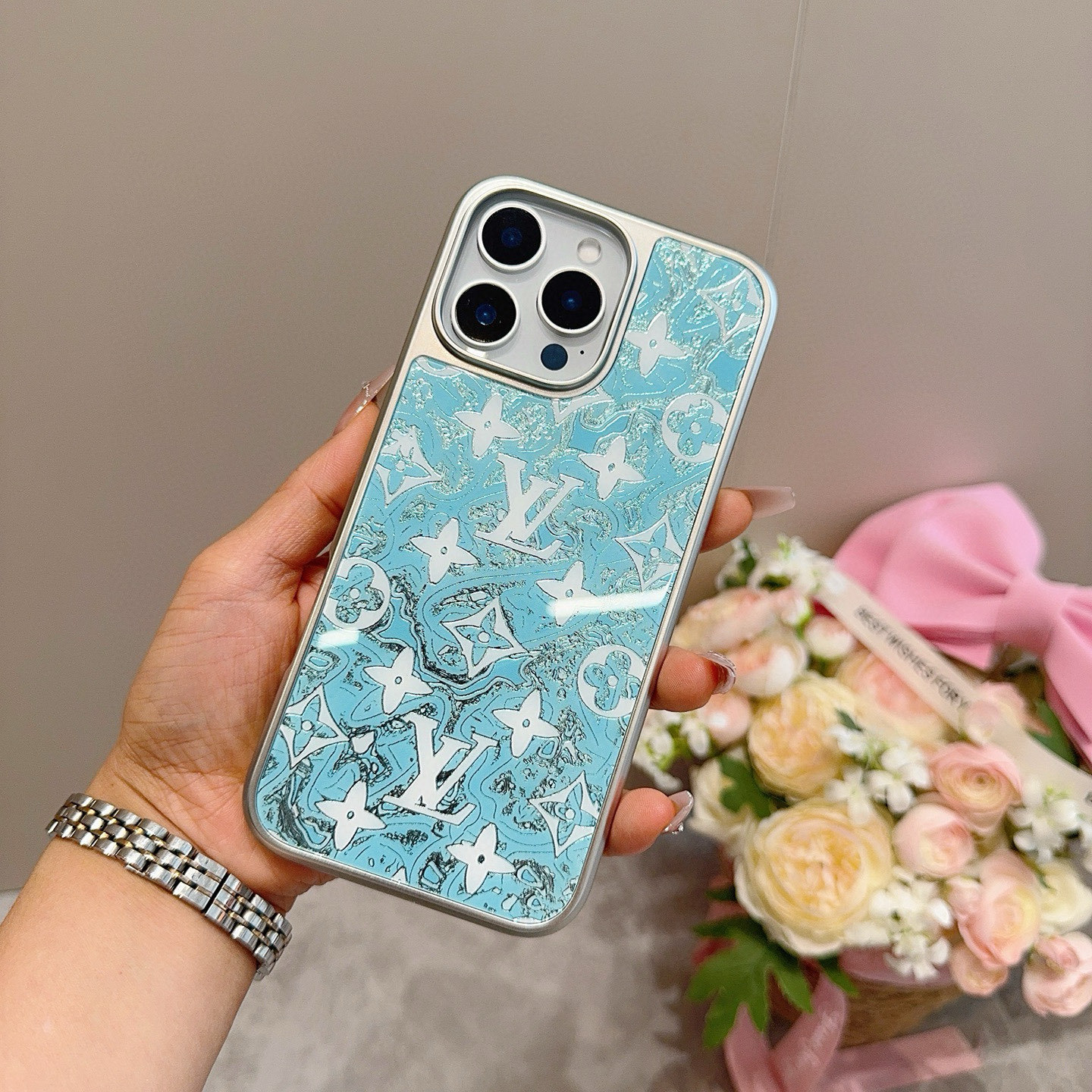 。 LV新品手机壳 新工艺鎏金工艺玻璃壳
烟花 电镀玻璃磁吸手机壳
型号:为了不出现报错型号,请打开本