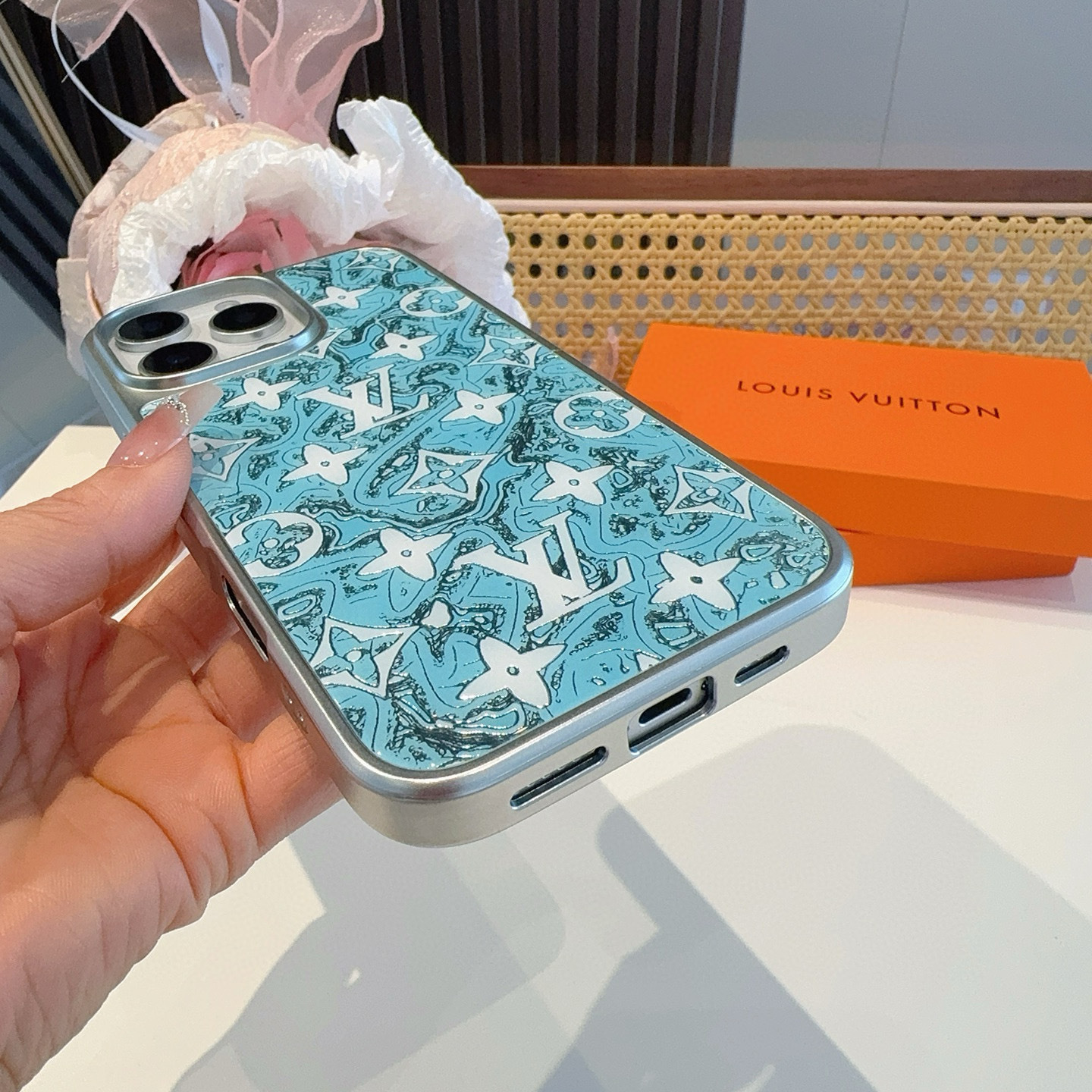 。 LV新品手机壳 新工艺鎏金工艺玻璃壳
烟花 电镀玻璃磁吸手机壳
型号:为了不出现报错型号,请打开本