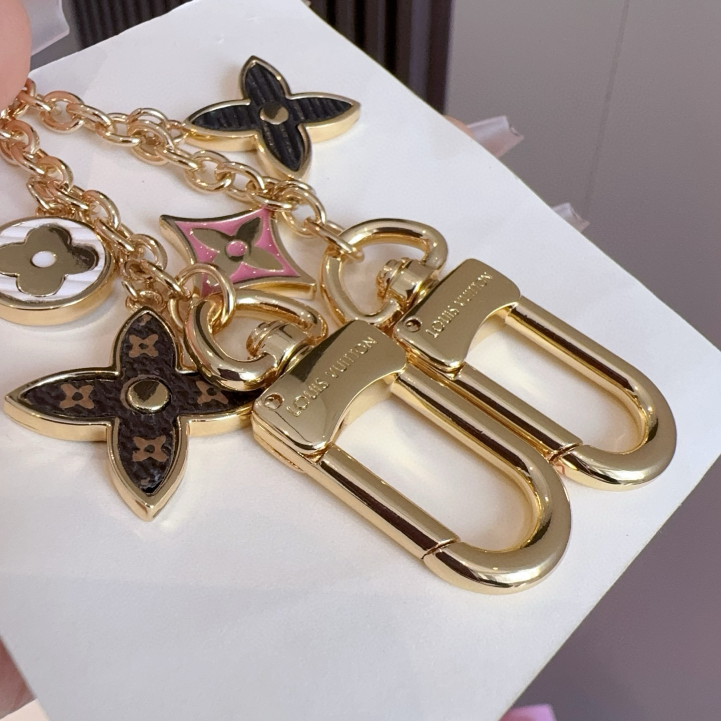  。lv钥匙扣 官网M01188  包包挂饰
SPring Street Chain 包饰将 Monog
