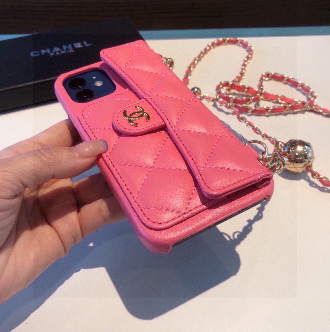 💃CHANEL💠香奈儿火爆时尚圈的手机壳
专柜同款⛓链条小金球可调节链条长度iPhone16系列更新