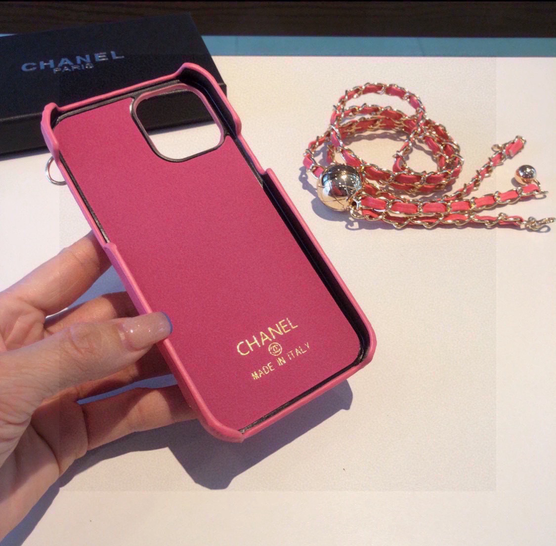 💃CHANEL💠香奈儿火爆时尚圈的手机壳
专柜同款⛓链条小金球可调节链条长度iPhone16系列更新