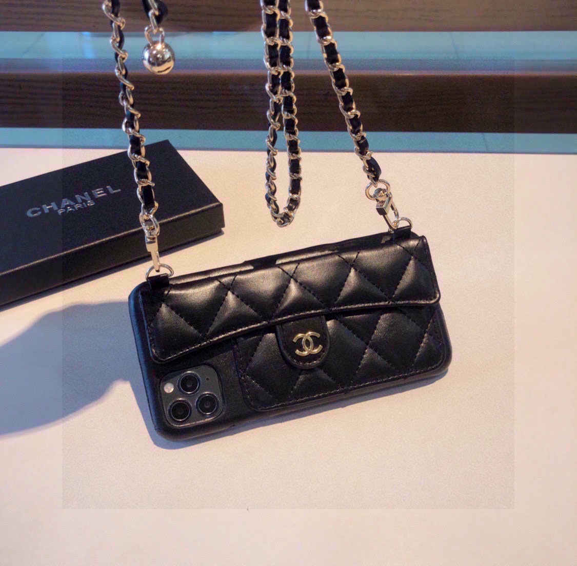 💃CHANEL💠香奈儿火爆时尚圈的手机壳
专柜同款⛓链条小金球可调节链条长度iPhone16系列更新