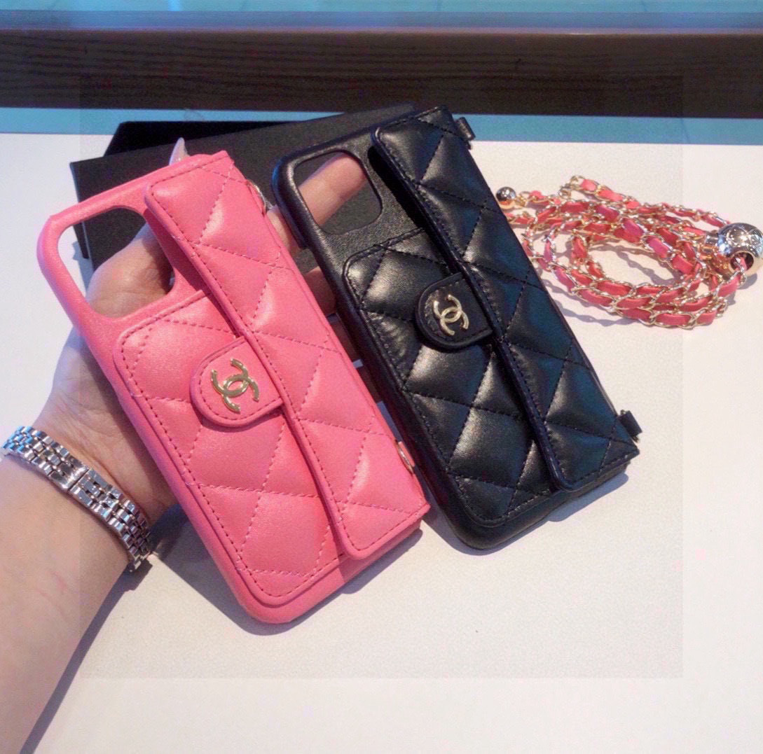 💃CHANEL💠香奈儿火爆时尚圈的手机壳
专柜同款⛓链条小金球可调节链条长度iPhone16系列更新