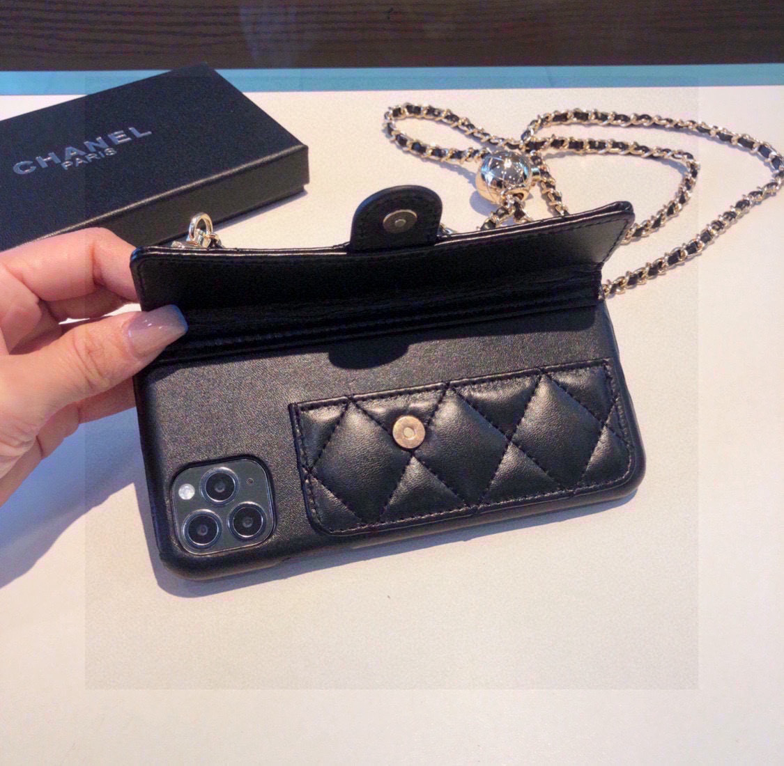 💃CHANEL💠香奈儿火爆时尚圈的手机壳
专柜同款⛓链条小金球可调节链条长度iPhone16系列更新