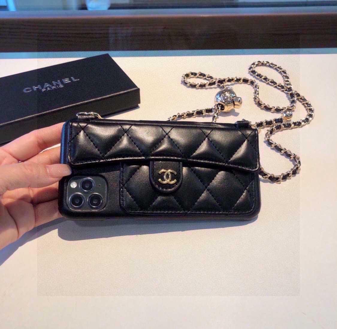 💃CHANEL💠香奈儿火爆时尚圈的手机壳
专柜同款⛓链条小金球可调节链条长度iPhone16系列更新