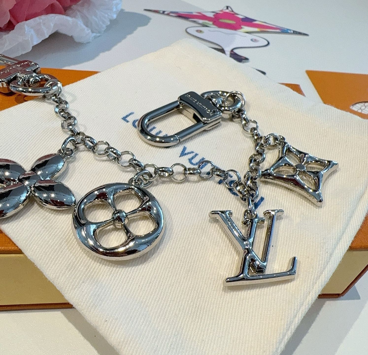   LV钥匙扣 包饰 包包挂件 金色&银色
M01188 SPring Street Chain 包饰将