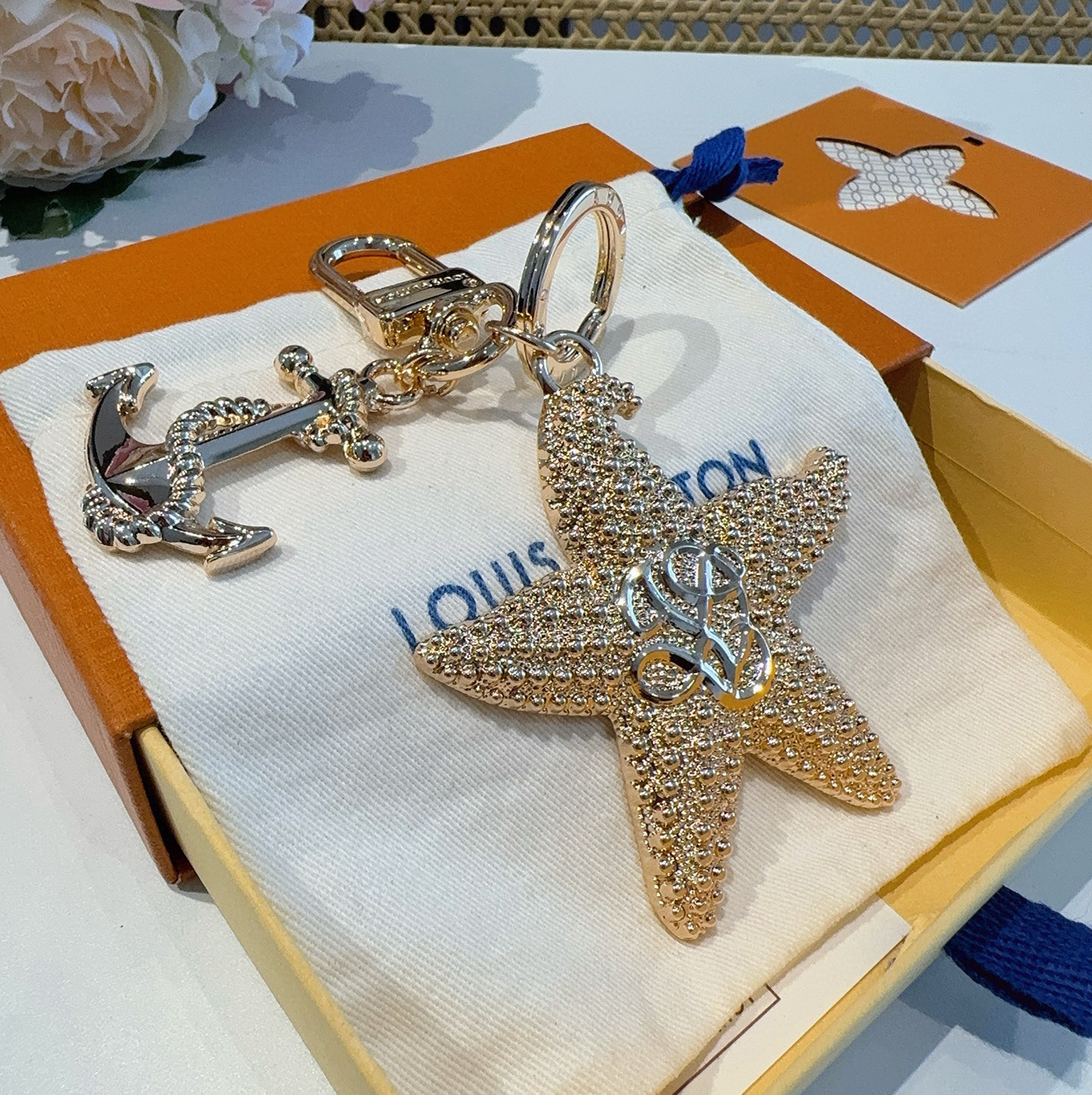  。lv钥匙扣 官网新款 海星钥匙扣 包包挂件 配饰