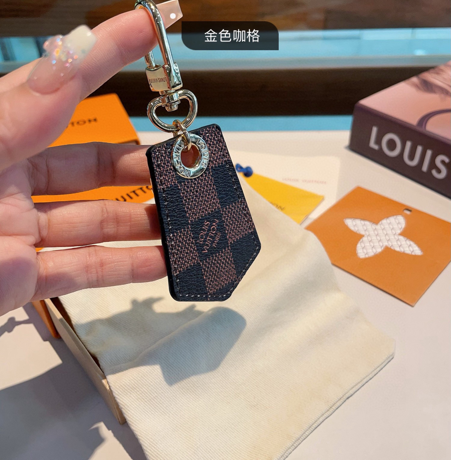。Lv老花系列M钥匙扣  包饰车钥匙挂件
 DauPhine Dragonne 钥匙扣彰显金属匠艺与品牌
