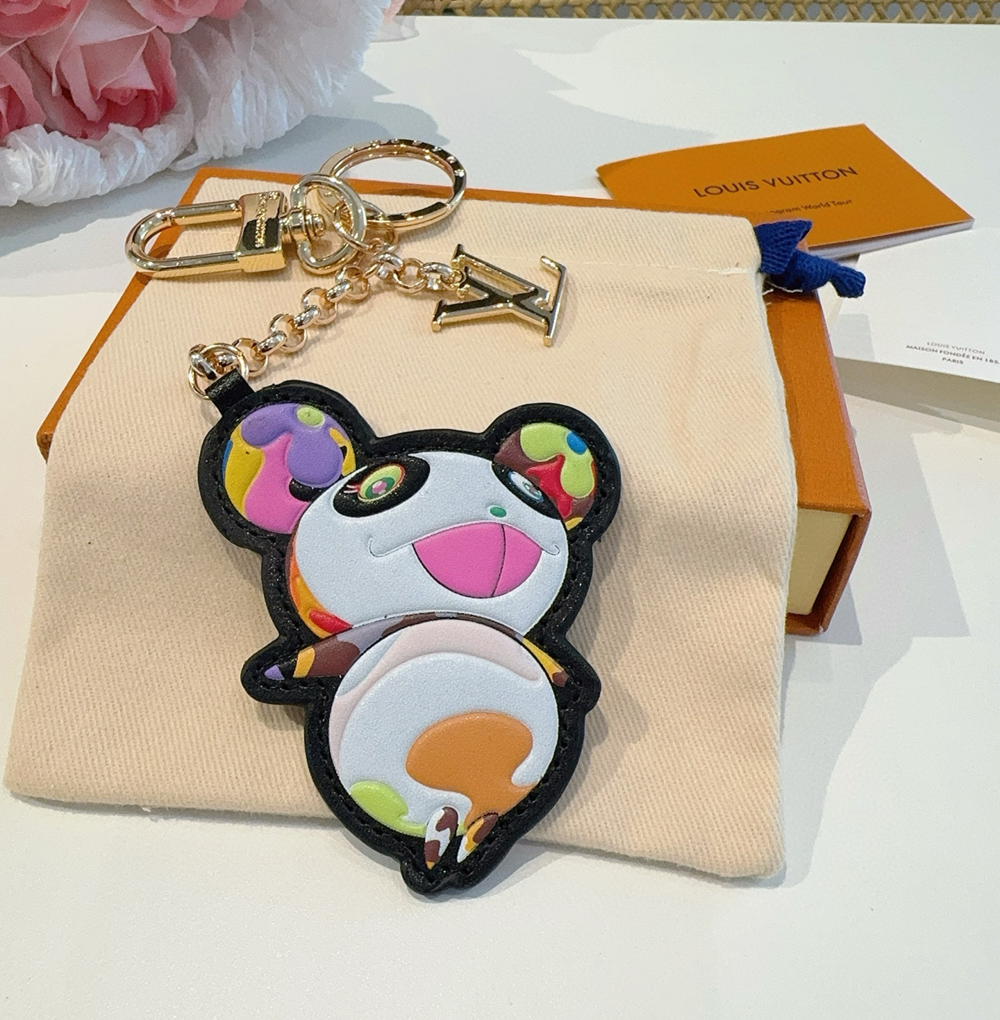 。 驴家新款LOUIS VUITTON x村上隆联名款字母卡通设计熊猫挂件 LV钥匙扣 包包挂饰 男女同