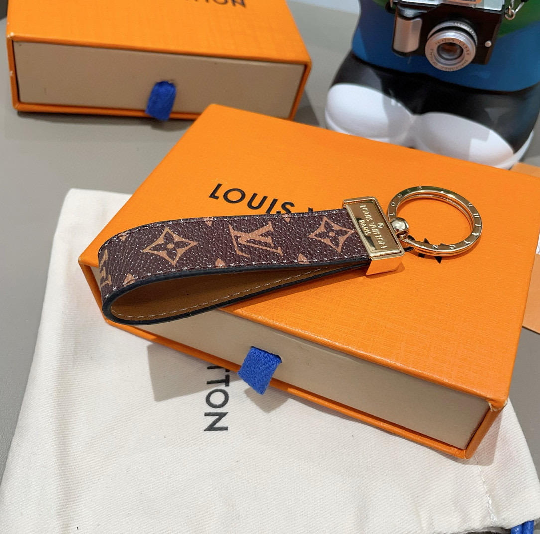 。LV 钥匙扣车钥匙扣经典老花/黑格，Monogram 帆布不仅精美，而且经久耐用， 是 Dragonn
