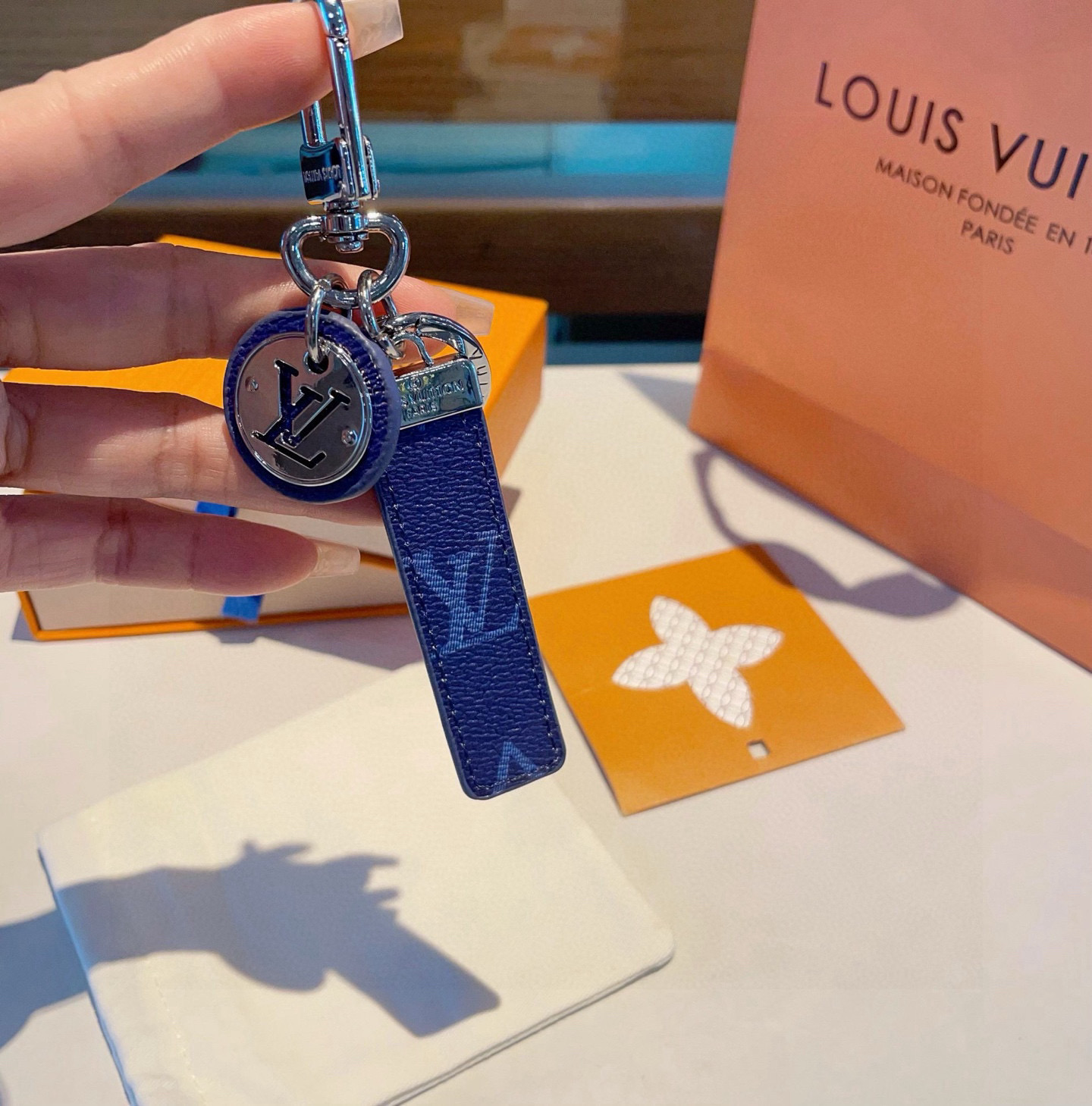   Lv钥匙扣 借鉴旅行袋中的钥匙扣设计，可满足各种时尚品味的实用配饰。新版Monogram EcliP