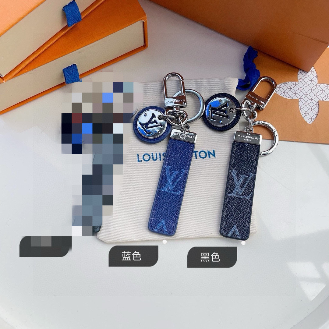   Lv钥匙扣 借鉴旅行袋中的钥匙扣设计，可满足各种时尚品味的实用配饰。新版Monogram EcliP