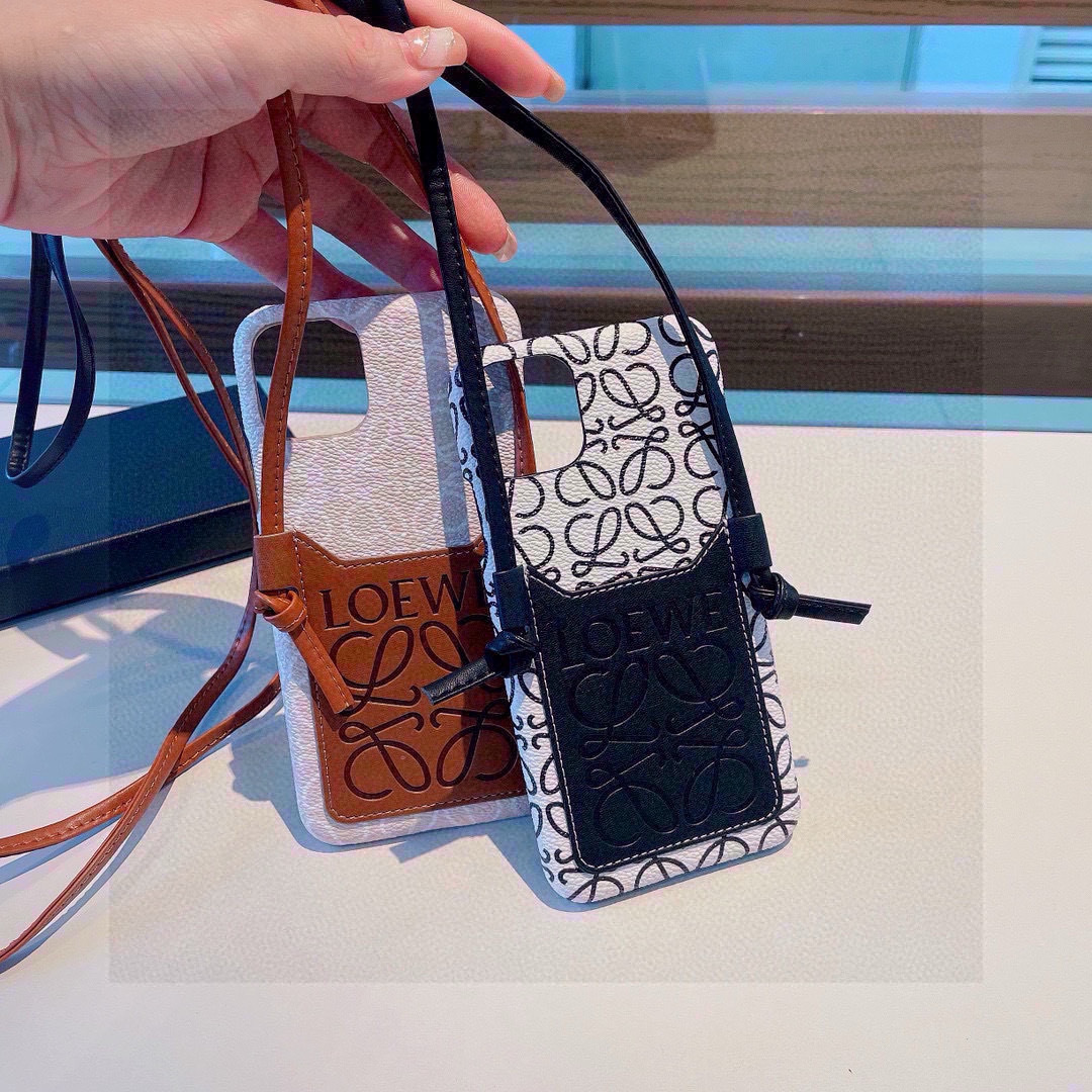 ✨新款上架✨
🌟Loewe罗意威斜挎卡包手机壳🤎🖤🤍iPhone16型号已出货 型号:为了不出现报错型