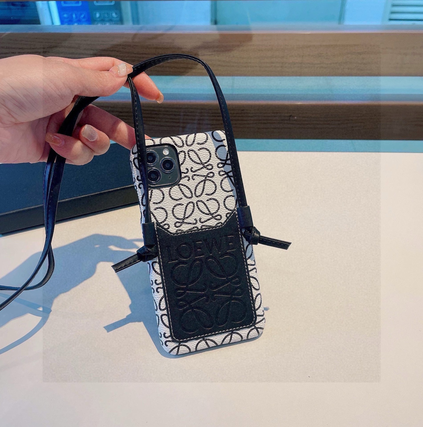 ✨新款上架✨
🌟Loewe罗意威斜挎卡包手机壳🤎🖤🤍iPhone16型号已出货 型号:为了不出现报错型