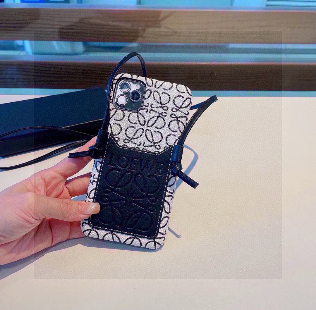 ✨新款上架✨
🌟Loewe罗意威斜挎卡包手机壳🤎🖤🤍iPhone16型号已出货 型号:为了不出现报错型