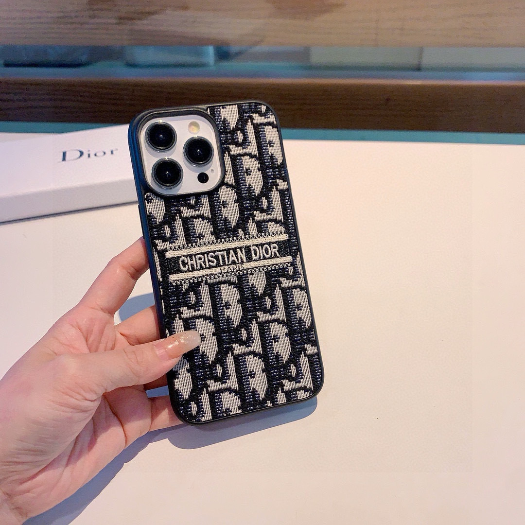 ✨新品上架✨
Dior刺绣布艺全包手机壳
型号:为了不出现报错型号,请打开本机查看手机设置显示的型号⚠