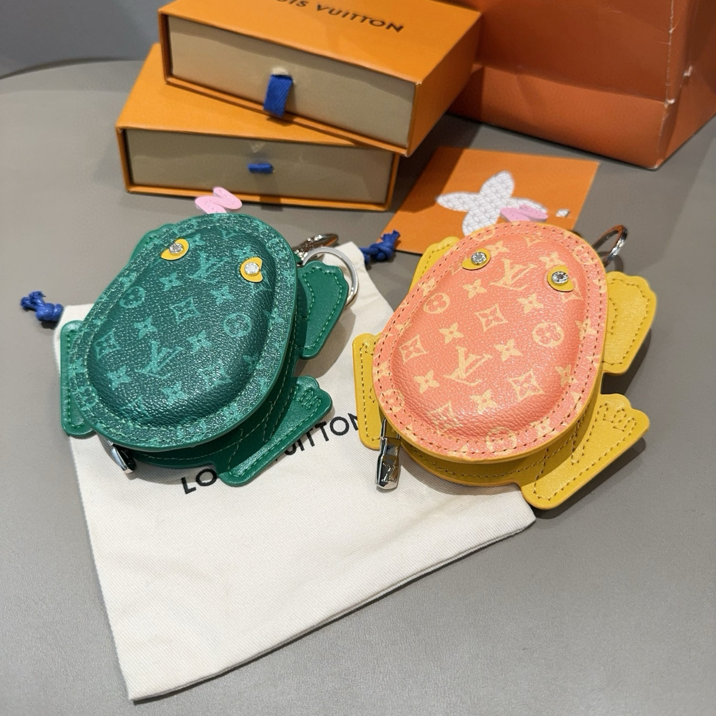  。官网新品Louis Vuitton 路易威登青蛙🐸钥匙扣挂件包包挂饰 LV蓝牙耳机包 Turtle 