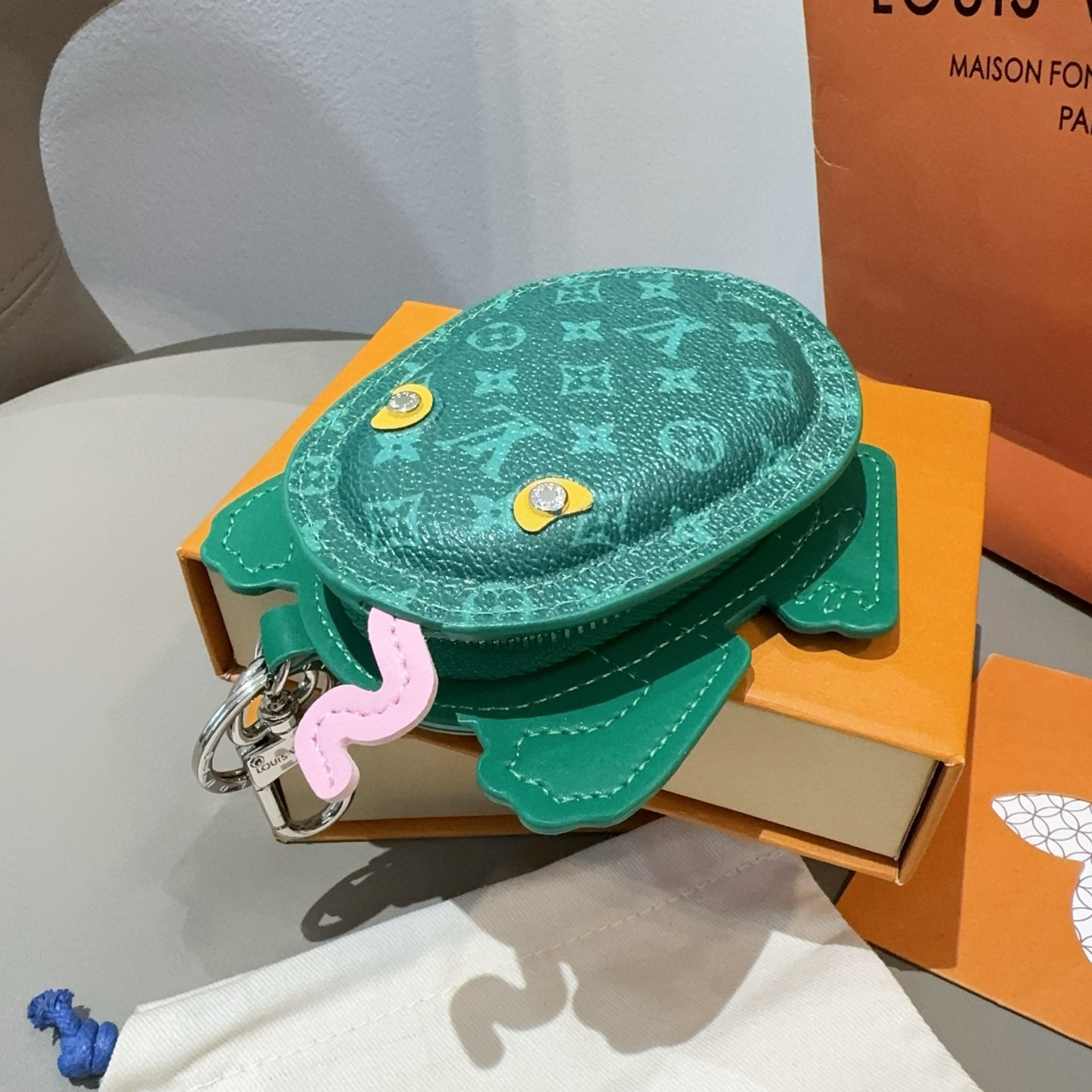  。官网新品Louis Vuitton 路易威登青蛙🐸钥匙扣挂件包包挂饰 LV蓝牙耳机包 Turtle 