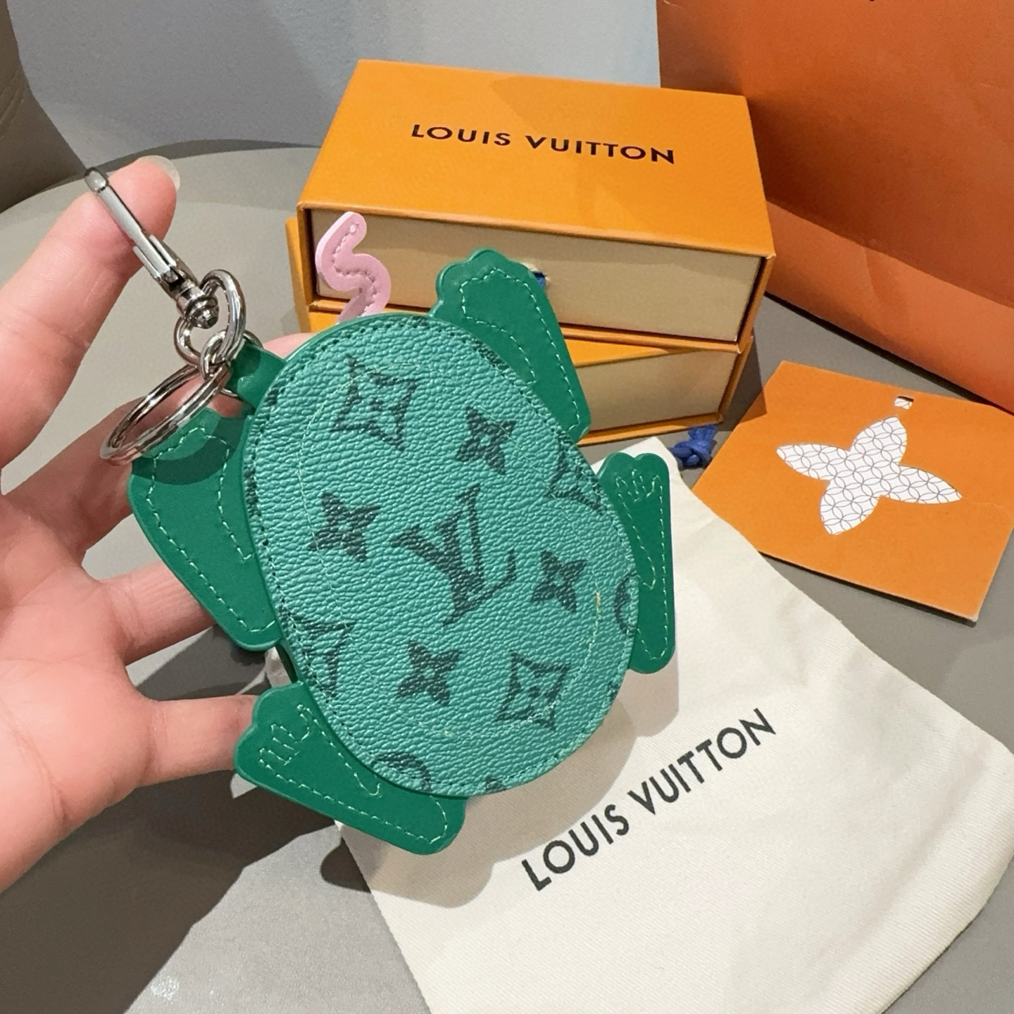  。官网新品Louis Vuitton 路易威登青蛙🐸钥匙扣挂件包包挂饰 LV蓝牙耳机包 Turtle 