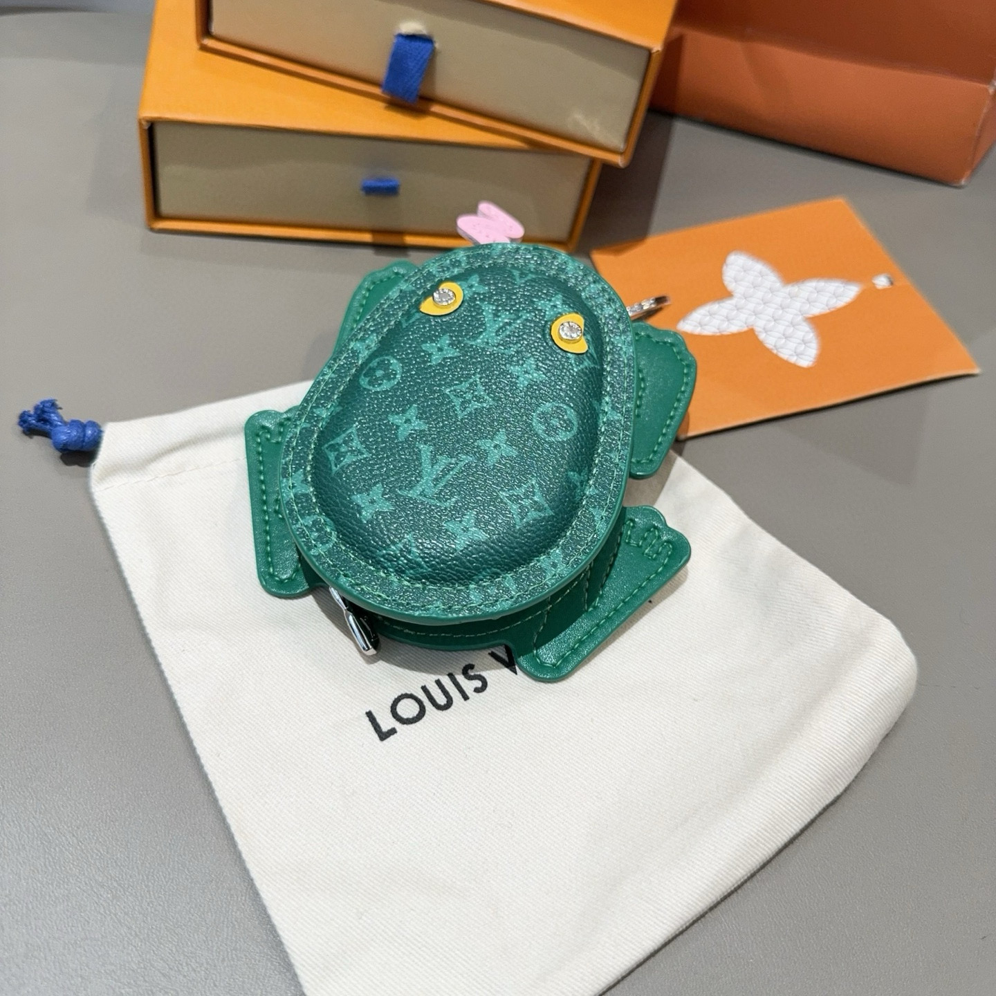  。官网新品Louis Vuitton 路易威登青蛙🐸钥匙扣挂件包包挂饰 LV蓝牙耳机包 Turtle 