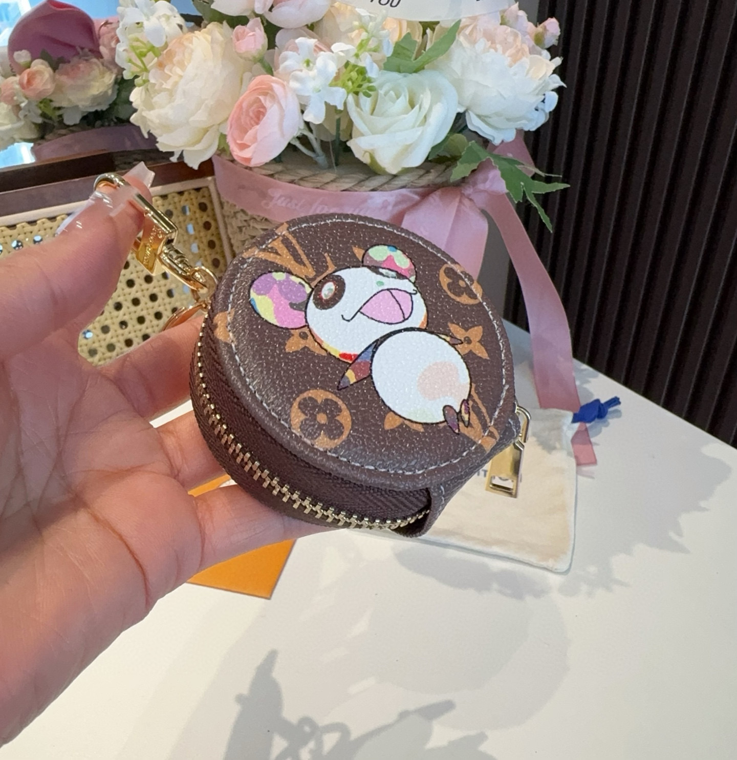  。村上隆联名熊猫人 LV蓝牙耳机包搭配钥匙扣，通用型耳机包，既可以放心爱耳的机还可以美美挂包在包上、钥