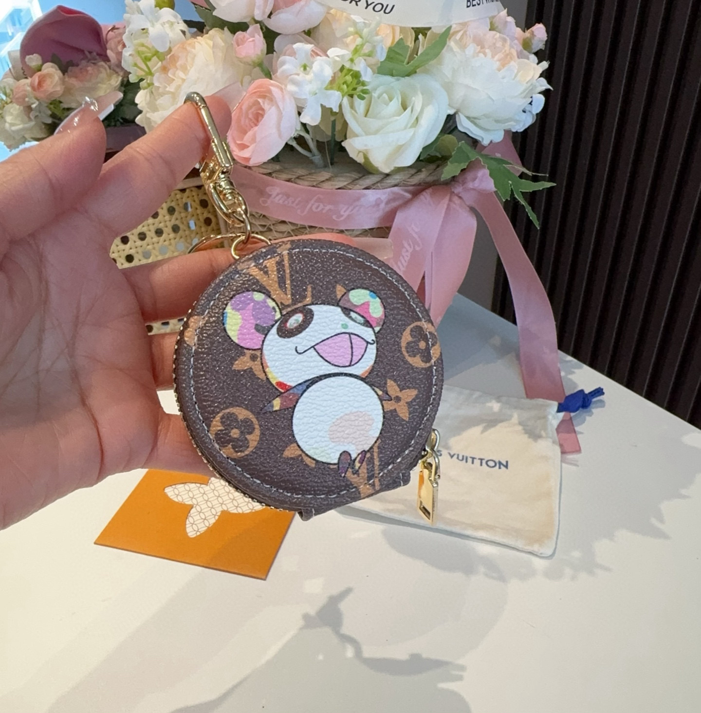  。村上隆联名熊猫人 LV蓝牙耳机包搭配钥匙扣，通用型耳机包，既可以放心爱耳的机还可以美美挂包在包上、钥