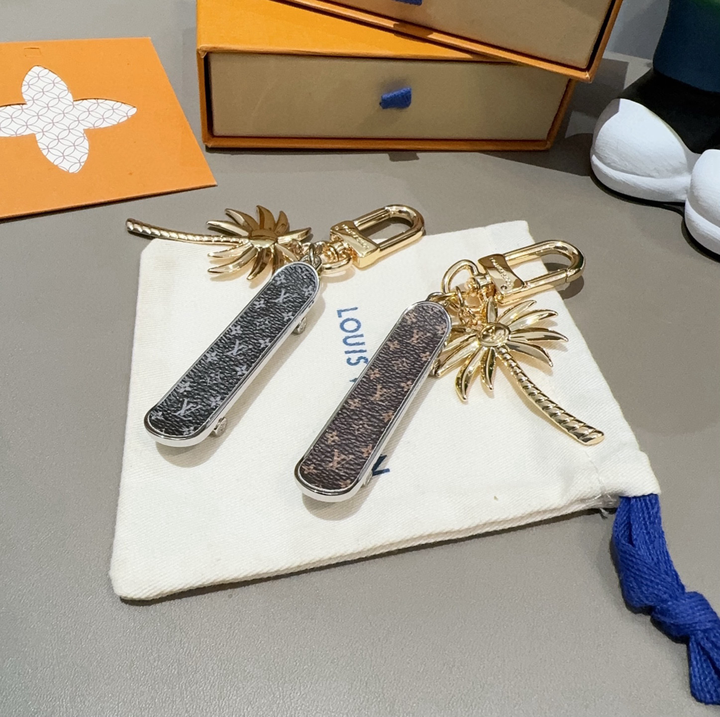   LV路易威登钥匙扣M01015CALI SKATING椰树滑板🛹钥匙扣包包挂饰车钥匙挂件 精钢金属扣