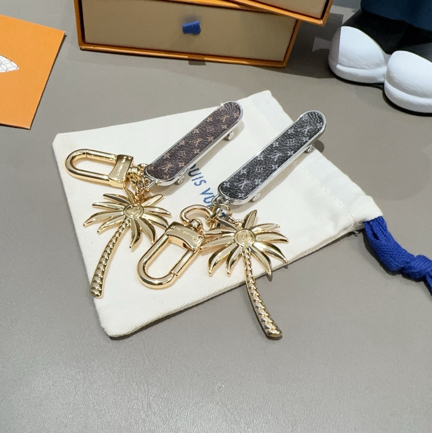   LV路易威登钥匙扣M01015CALI SKATING椰树滑板🛹钥匙扣包包挂饰车钥匙挂件 精钢金属扣
