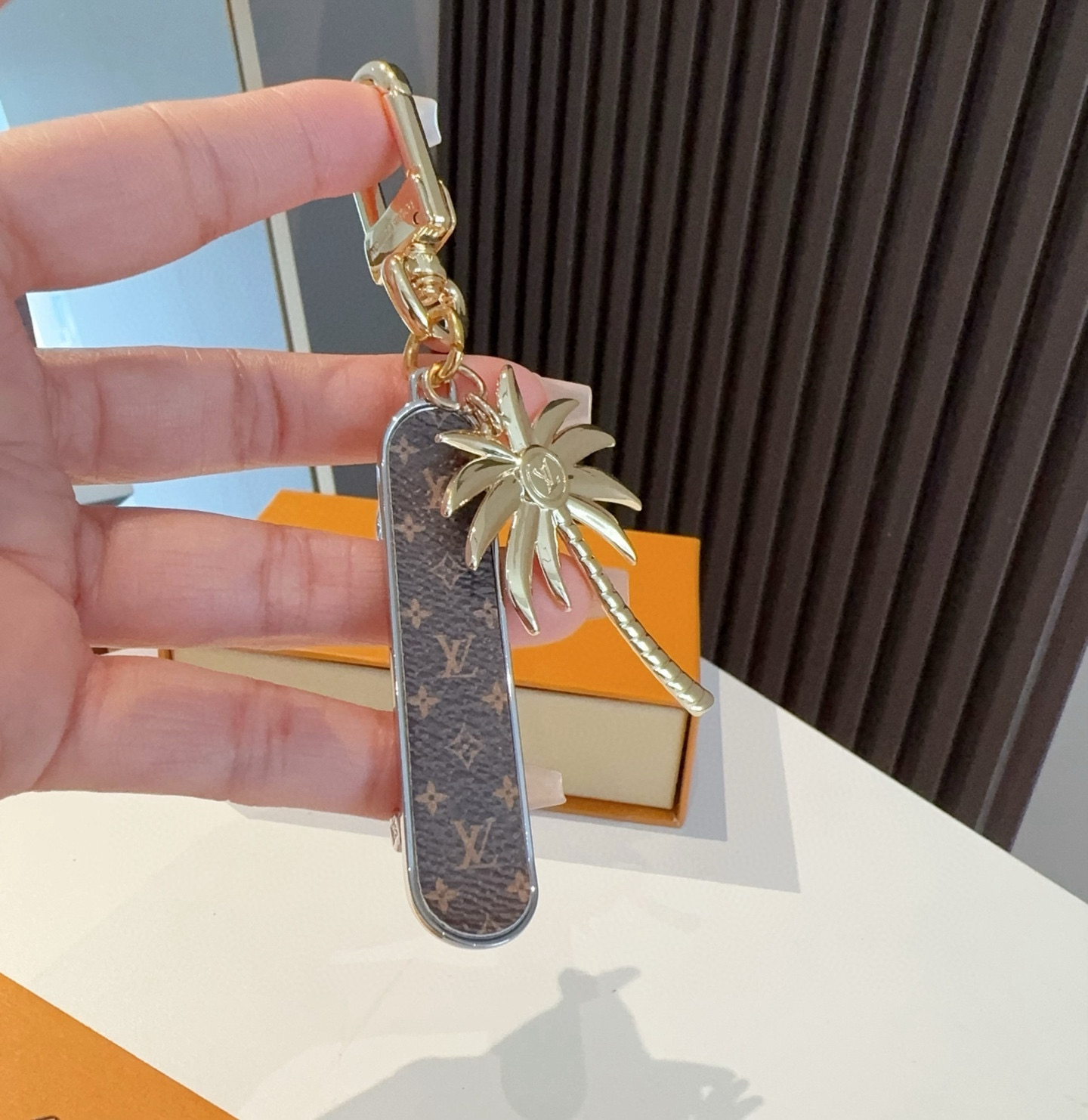   LV路易威登钥匙扣M01015CALI SKATING椰树滑板🛹钥匙扣包包挂饰车钥匙挂件 精钢金属扣