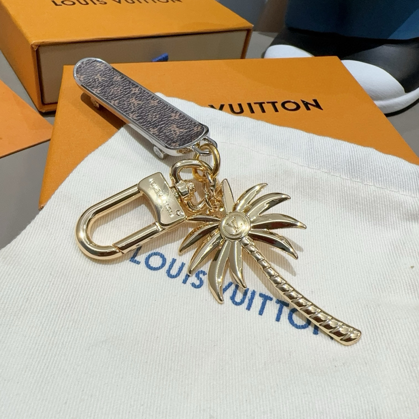  LV路易威登钥匙扣M01015CALI SKATING椰树滑板🛹钥匙扣包包挂饰车钥匙挂件 精钢金属扣