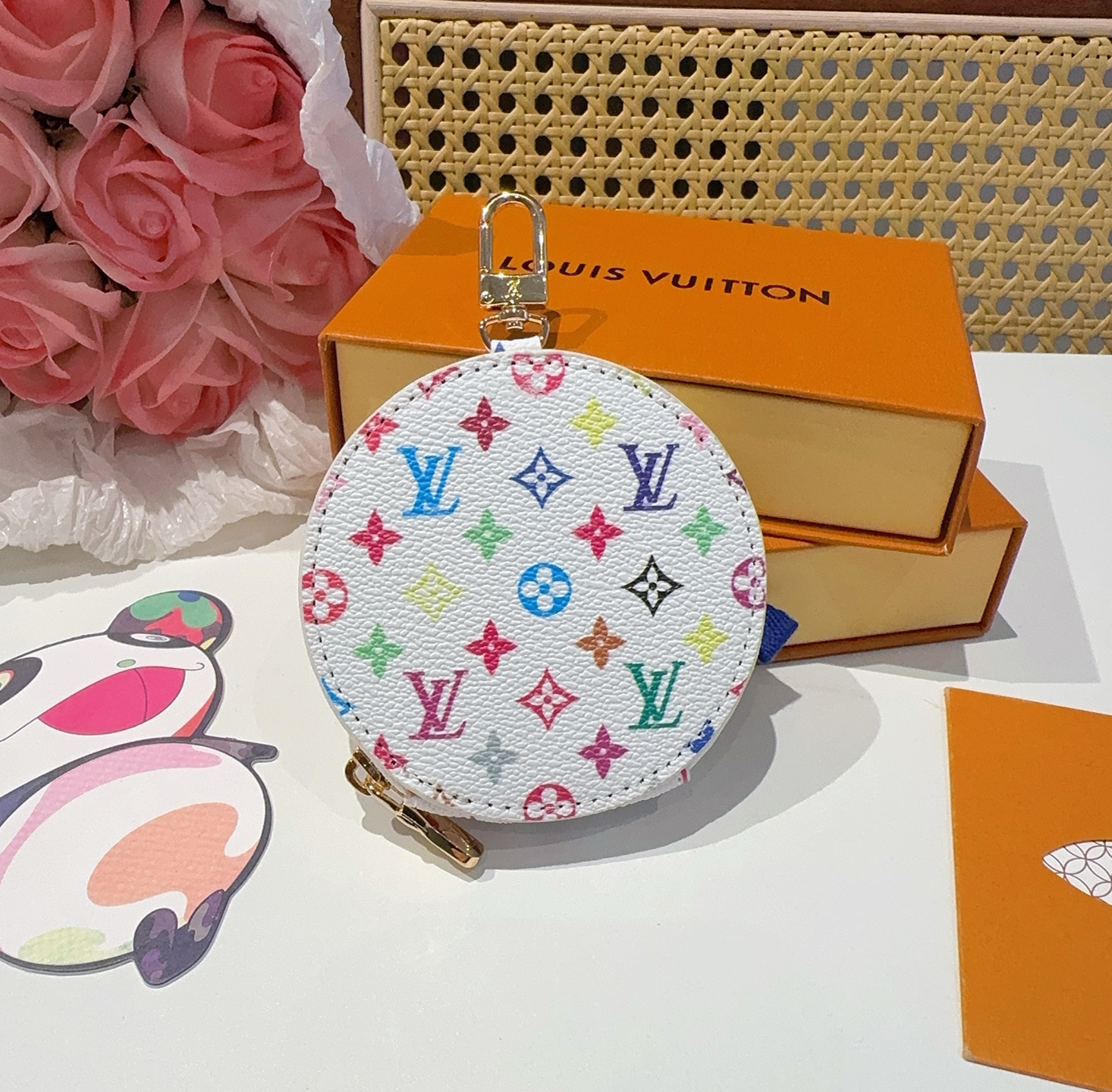  。Louis Vuitton老花包包挂饰、小零钱包。Lv包饰挂件钥匙扣、独家原单货，标志性老花超级百搭