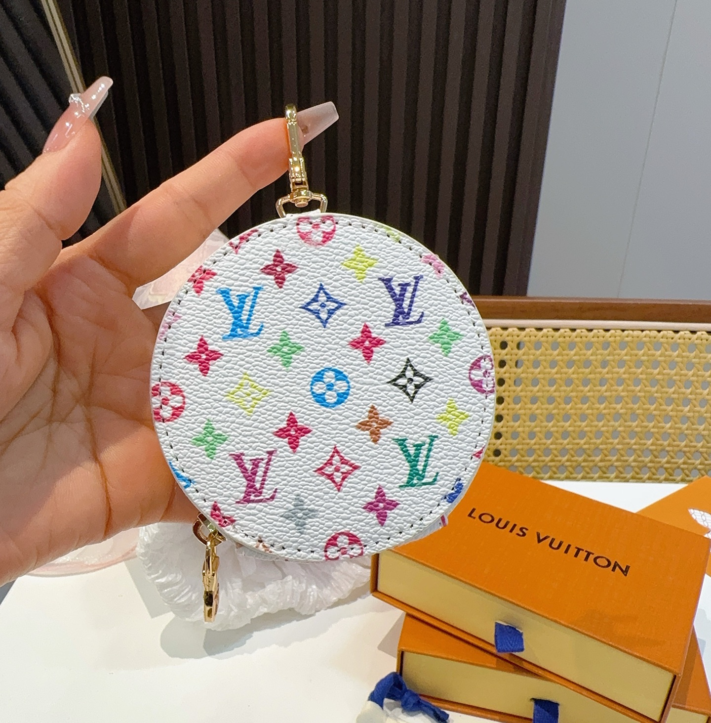  。Louis Vuitton老花包包挂饰、小零钱包。Lv包饰挂件钥匙扣、独家原单货，标志性老花超级百搭