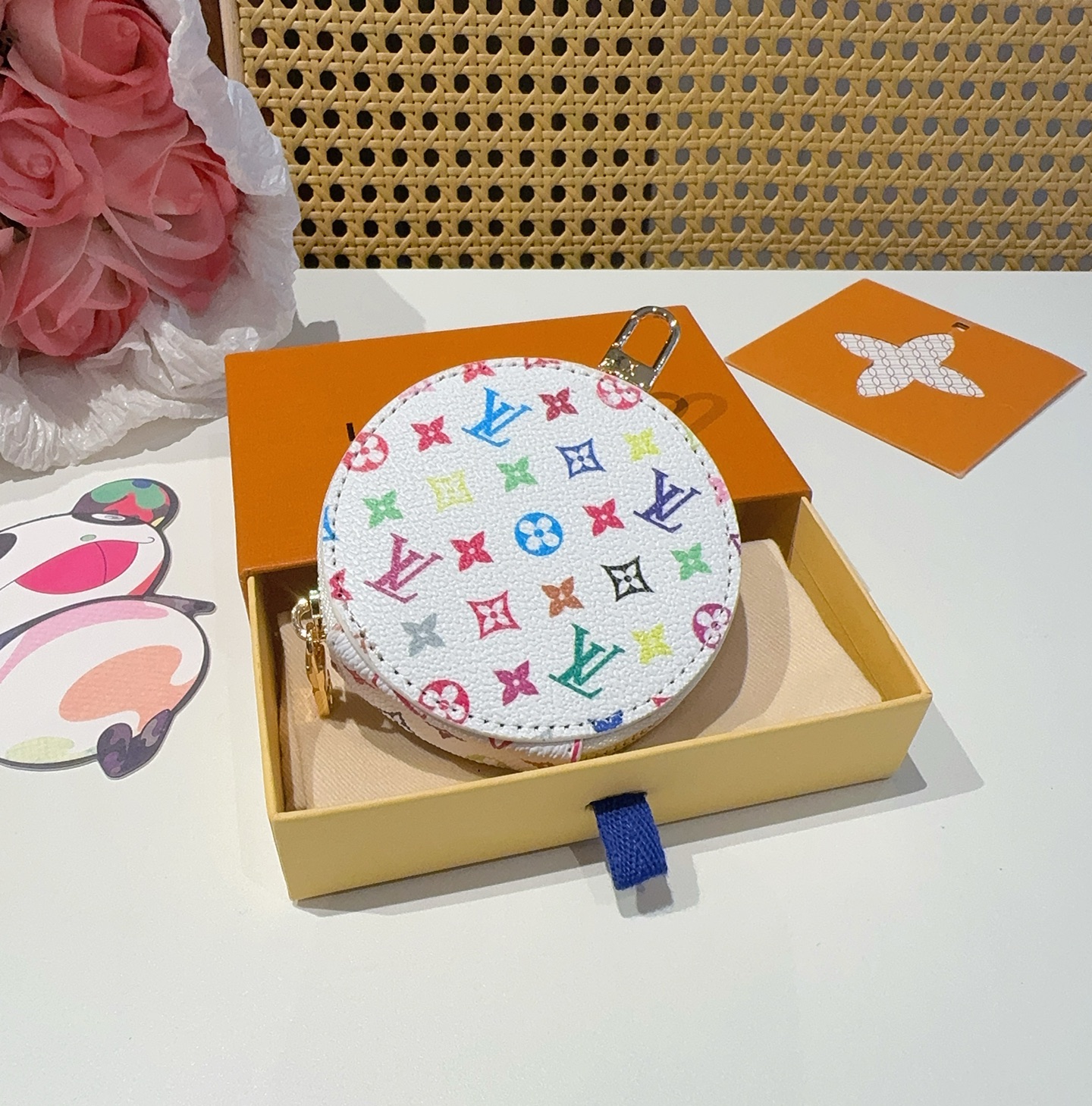  。Louis Vuitton老花包包挂饰、小零钱包。Lv包饰挂件钥匙扣、独家原单货，标志性老花超级百搭