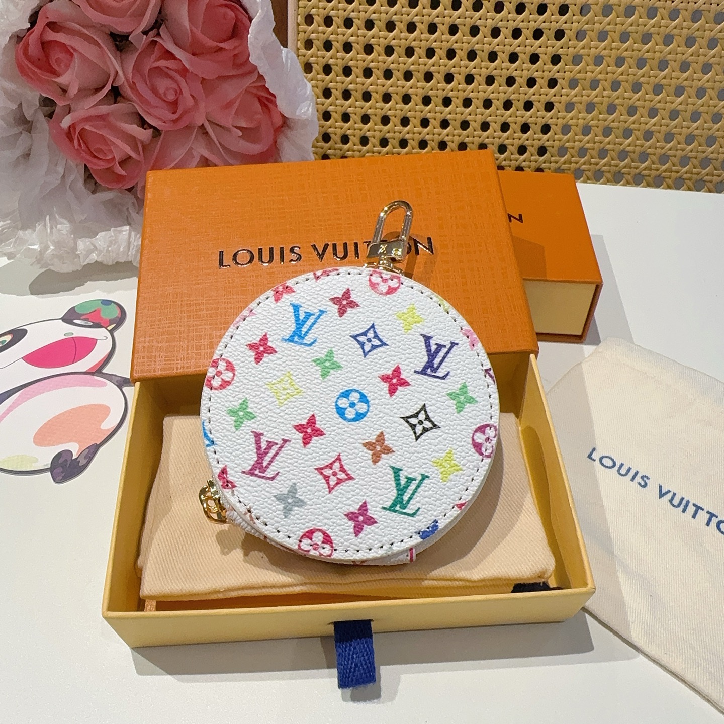  。Louis Vuitton老花包包挂饰、小零钱包。Lv包饰挂件钥匙扣、独家原单货，标志性老花超级百搭