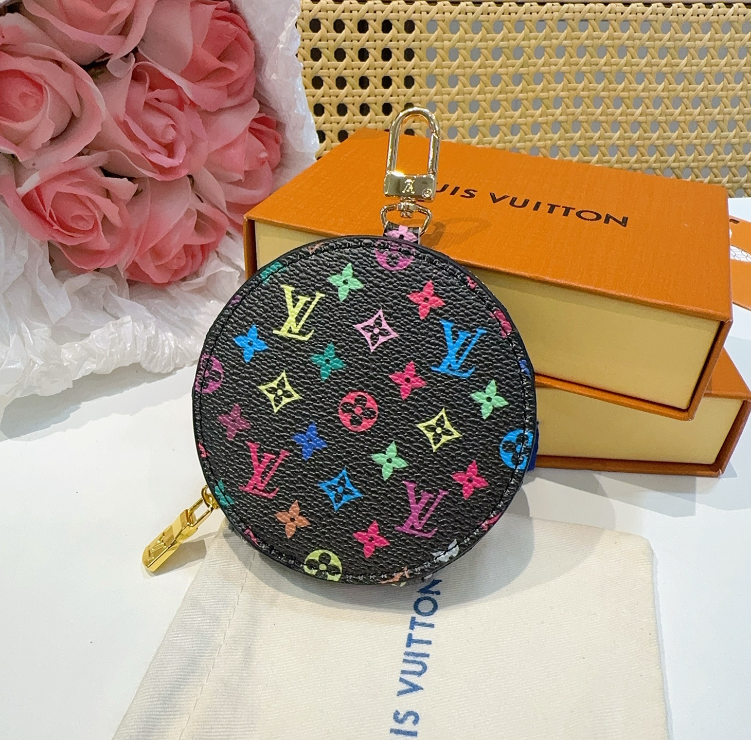  。Louis Vuitton老花包包挂饰、小零钱包。Lv包饰挂件钥匙扣、独家原单货，标志性老花超级百搭
