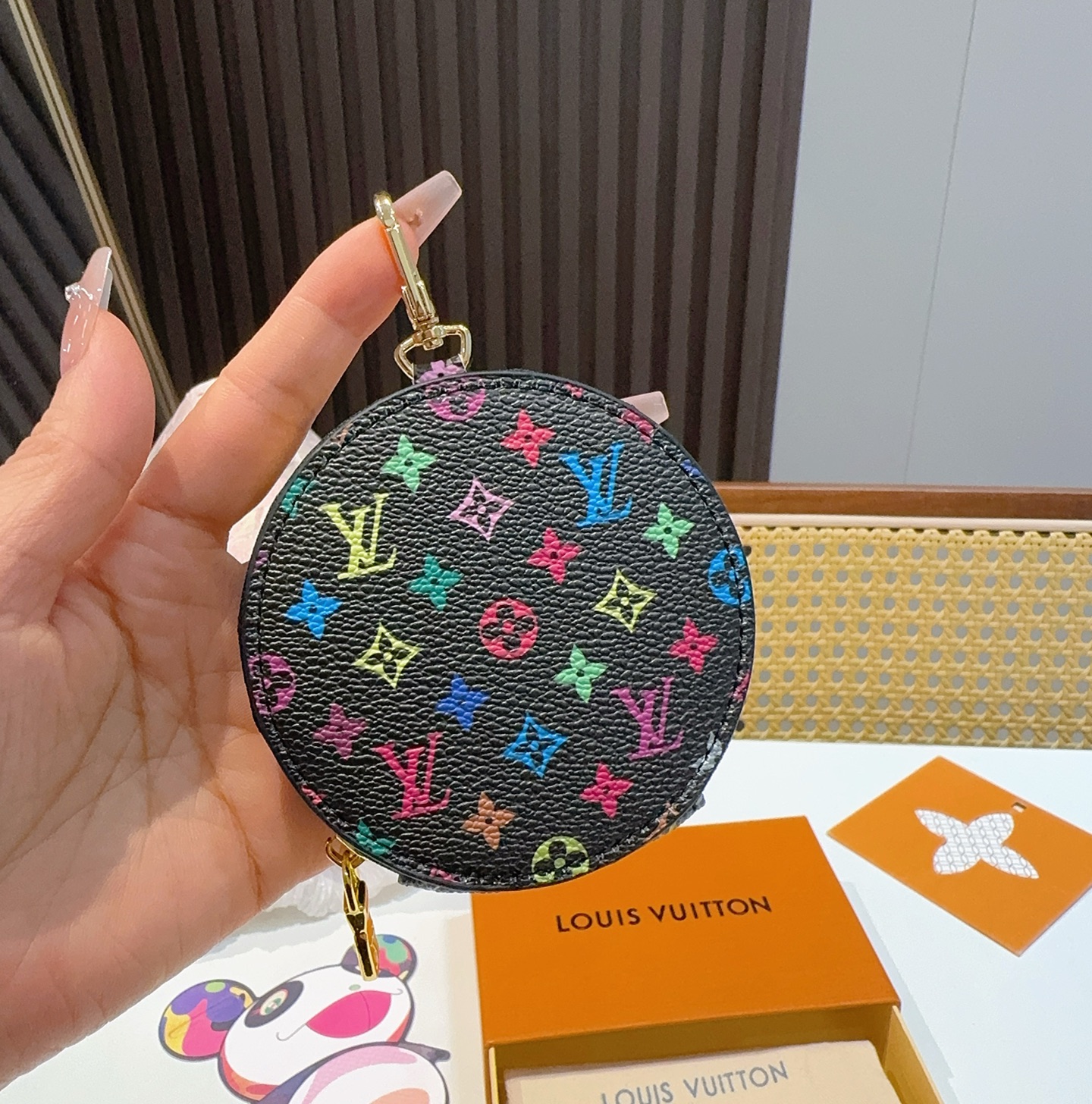  。Louis Vuitton老花包包挂饰、小零钱包。Lv包饰挂件钥匙扣、独家原单货，标志性老花超级百搭