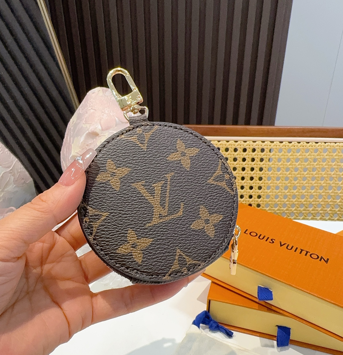  。Louis Vuitton老花包包挂饰、卡通彩绘印花小零钱包。Lv包饰挂件钥匙扣、独家原单货，标志性