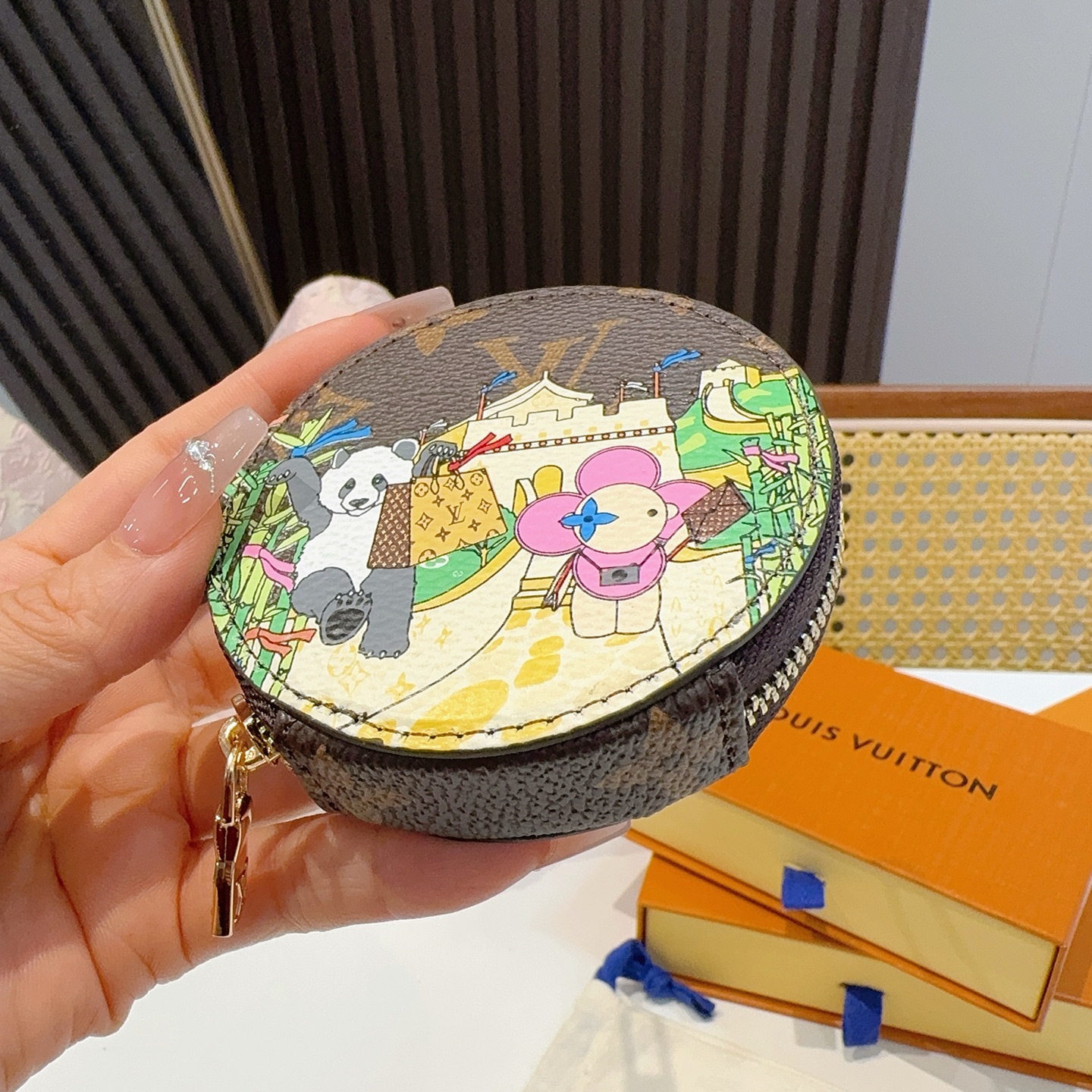  。Louis Vuitton老花包包挂饰、卡通彩绘印花小零钱包。Lv包饰挂件钥匙扣、独家原单货，标志性