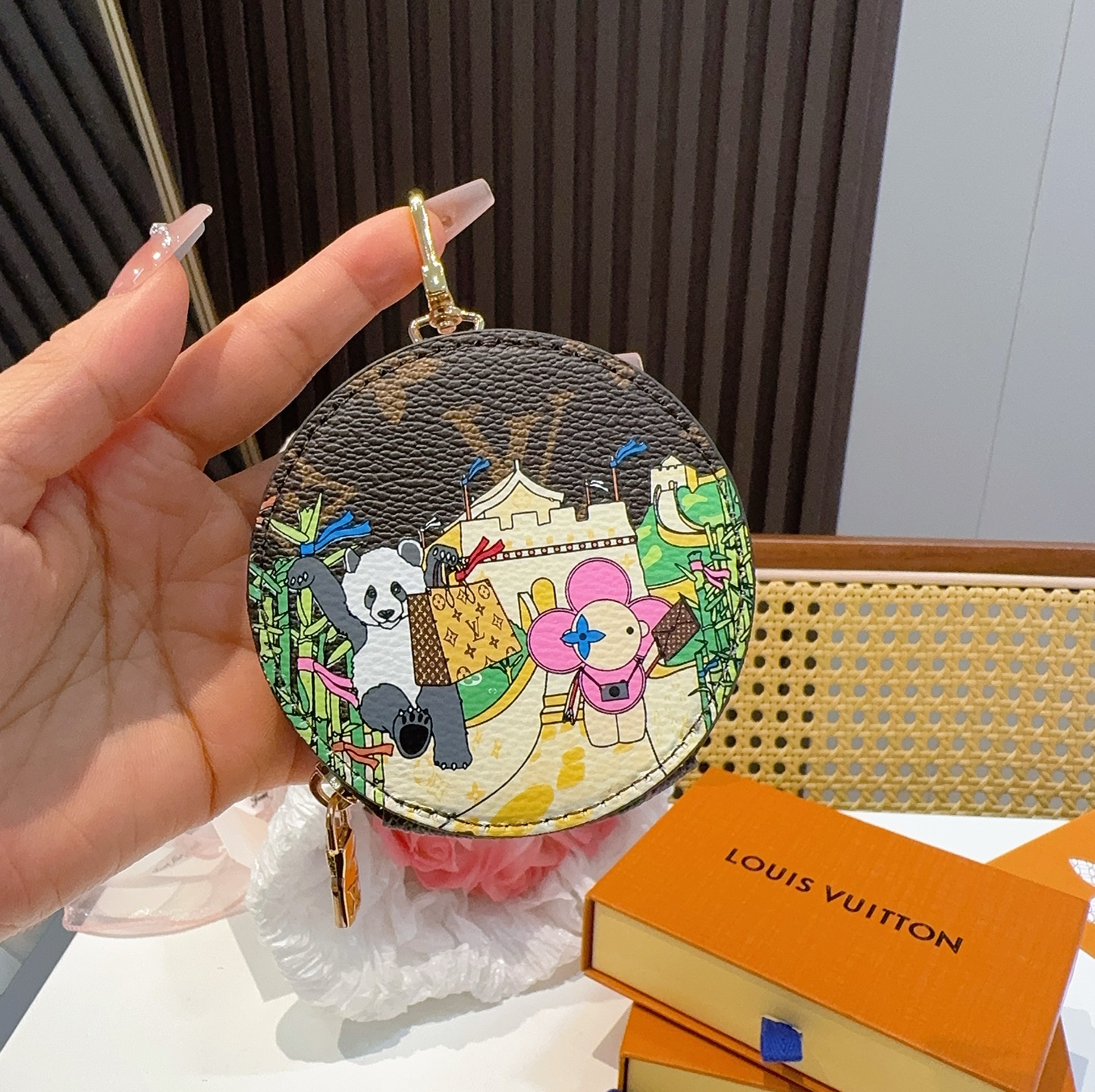  。Louis Vuitton老花包包挂饰、卡通彩绘印花小零钱包。Lv包饰挂件钥匙扣、独家原单货，标志性