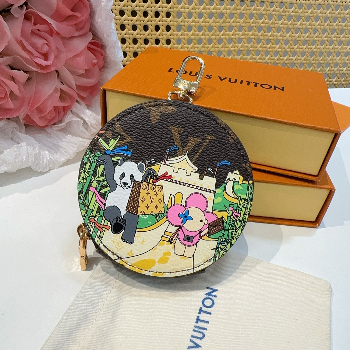  。Louis Vuitton老花包包挂饰、卡通彩绘印花小零钱包。Lv包饰挂件钥匙扣、独家原单货，标志性
