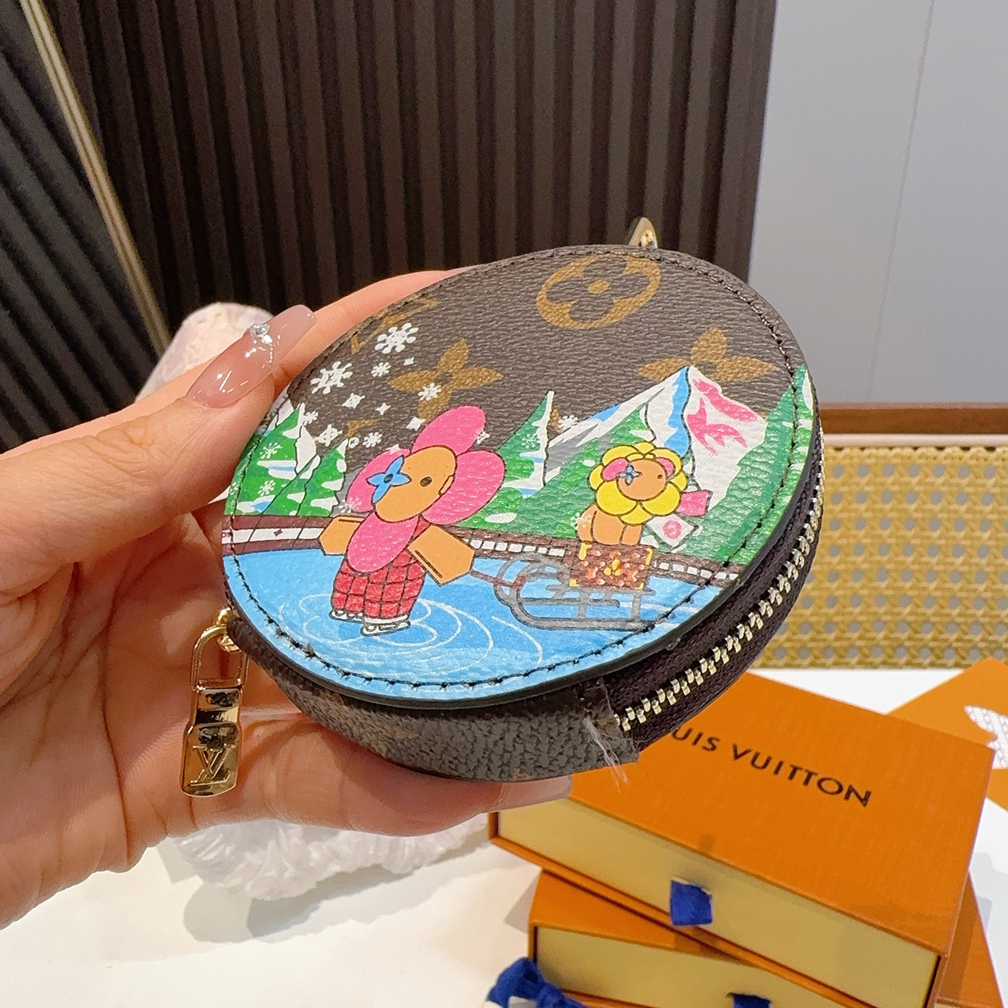  。Louis Vuitton老花包包挂饰、卡通彩绘印花小零钱包。Lv包饰挂件钥匙扣、独家原单货，标志性